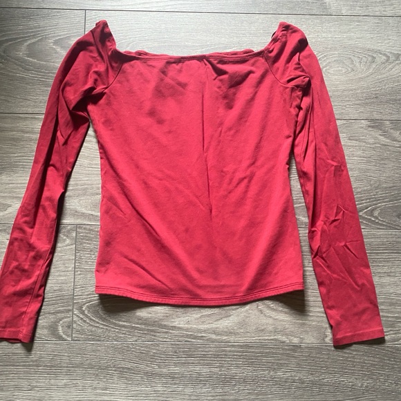 Gorgeous off the shoulder red long sleeve.
Soft (95% cotton + 5% spandex) - Picture 1 of 1